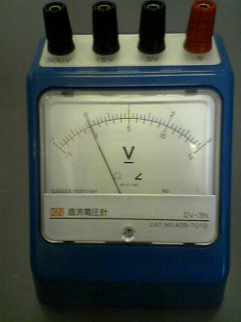 電圧計